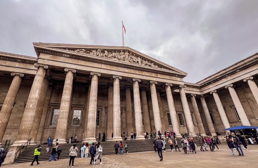 A gala in a palace of plunder